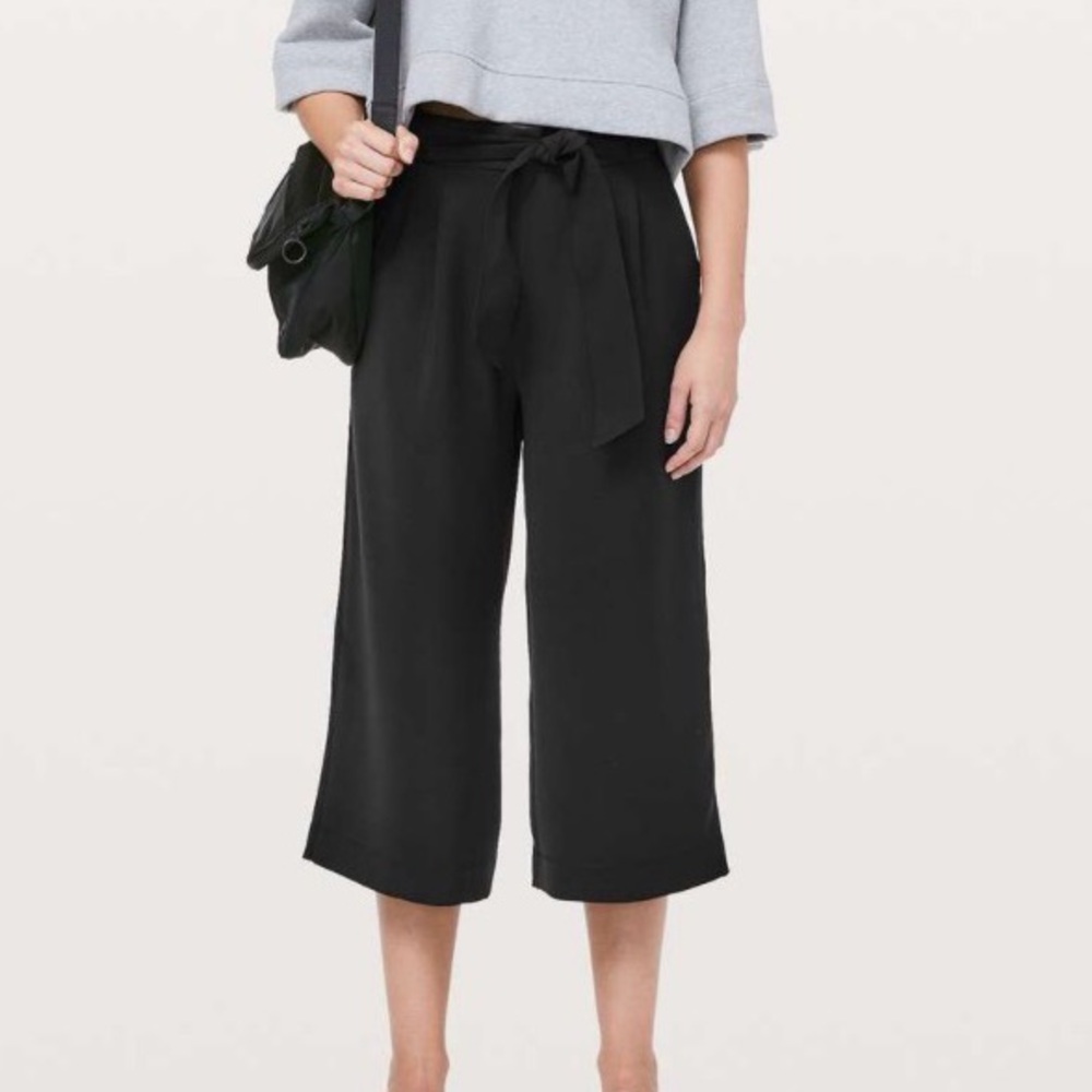Women's Lululemon Noir Crop Wide Legged Culotte Elastic Waist Pant - 8
